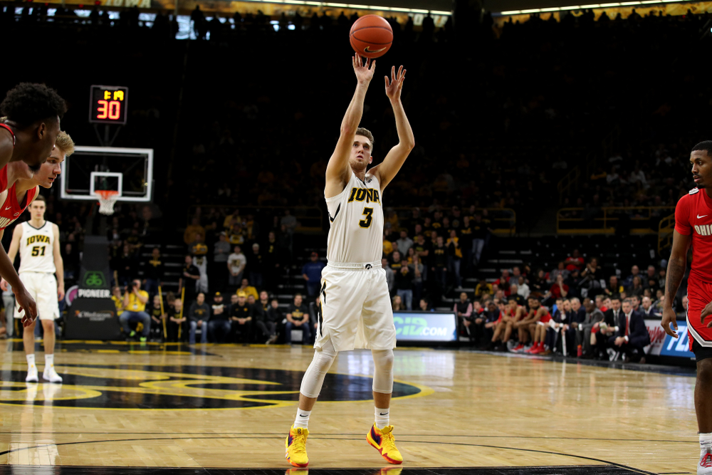 Iowa Hawkeyes guard Jordan Bohannon (3) makes his 1,00th career point against the Ohio State Buckeyes Saturday, January 12, 2019 at Carver-Hawkeye Arena. (Brian Ray/hawkeyesports.com)