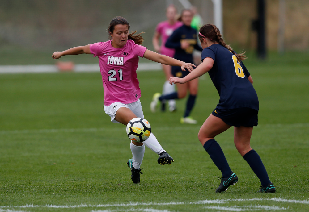 Iowa Hawkeyes Emma Tokuyama (21) against Michigan Sunday, October 14, 2018 at the Iowa Soccer Complex. (Brian Ray/hawkeyesports.com)