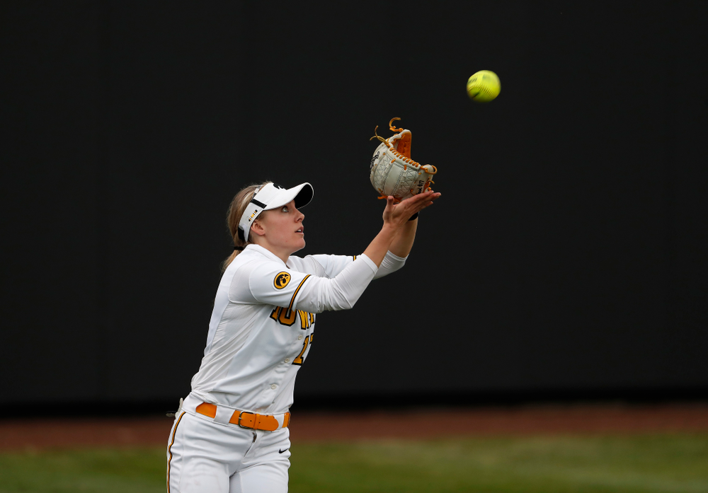 Iowa Hawkeyes outfielder Allie Wood (17) against the Minnesota Golden Gophers Thursday, April 12, 2018 at Bob Pearl Field. (Brian Ray/hawkeyesports.com)