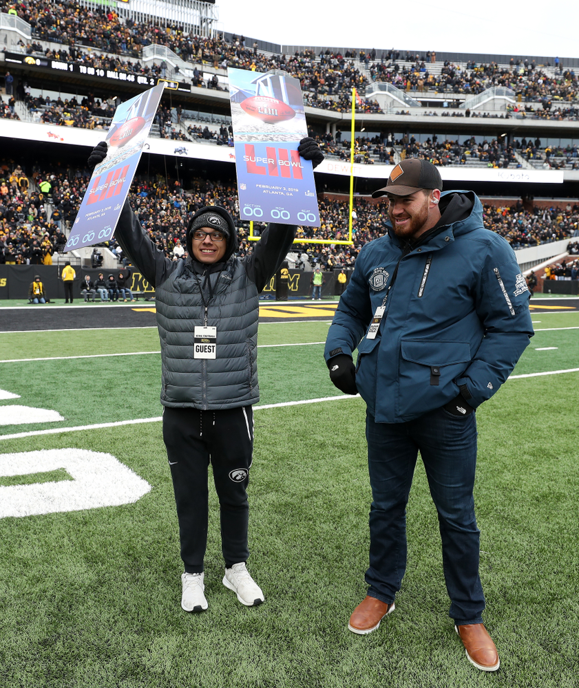 Former Hawkeye linebacker and current Denver Bronco Josey Jewel surprises former Kid Captain
Parker Kress of Bettendorf with Super Bowl tickets during the Iowa Hawkeyes game against the Northwestern Wildcats Saturday, November 10, 2018 at Kinnick Stadium. (Brian Ray/hawkeyesports.com)