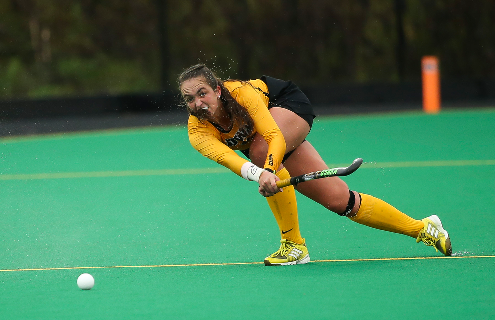 Iowa Hawkeyes defender Anthe Nijziel (6) passes the ball during a game against Stanford at Grant Field on October 7, 2018. (Tork Mason/hawkeyesports.com)