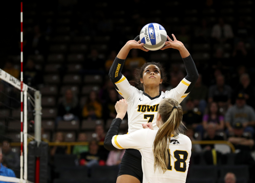 Iowa Hawkeyes setter Gabrielle Orr (7) against the Northwestern Wildcats Wednesday, October 24, 2018 at Carver-Hawkeye Arena. (Brian Ray/hawkeyesports.com)