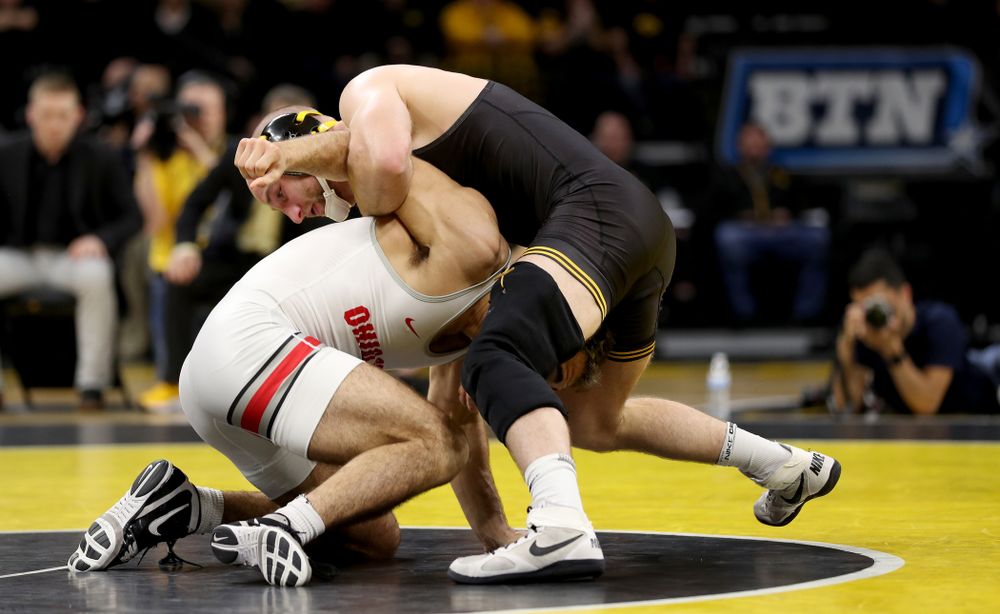 Iowa’s Alex Marinelli wrestles Ohio State’s Ethan Smith at 165 pounds Friday, January 24, 2020 at Carver-Hawkeye Arena. Marinelli won the match 14-10. (Brian Ray/hawkeyesports.com)
