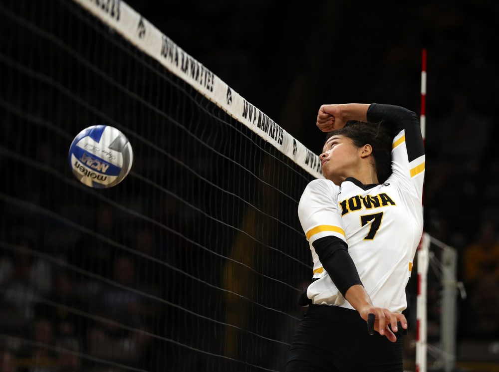 Iowa Hawkeyes setter Gabrielle Orr (7) against the Ohio State Buckeyes Saturday, November 24, 2018 at Carver-Hawkeye Arena. (Brian Ray/hawkeyesports.com)