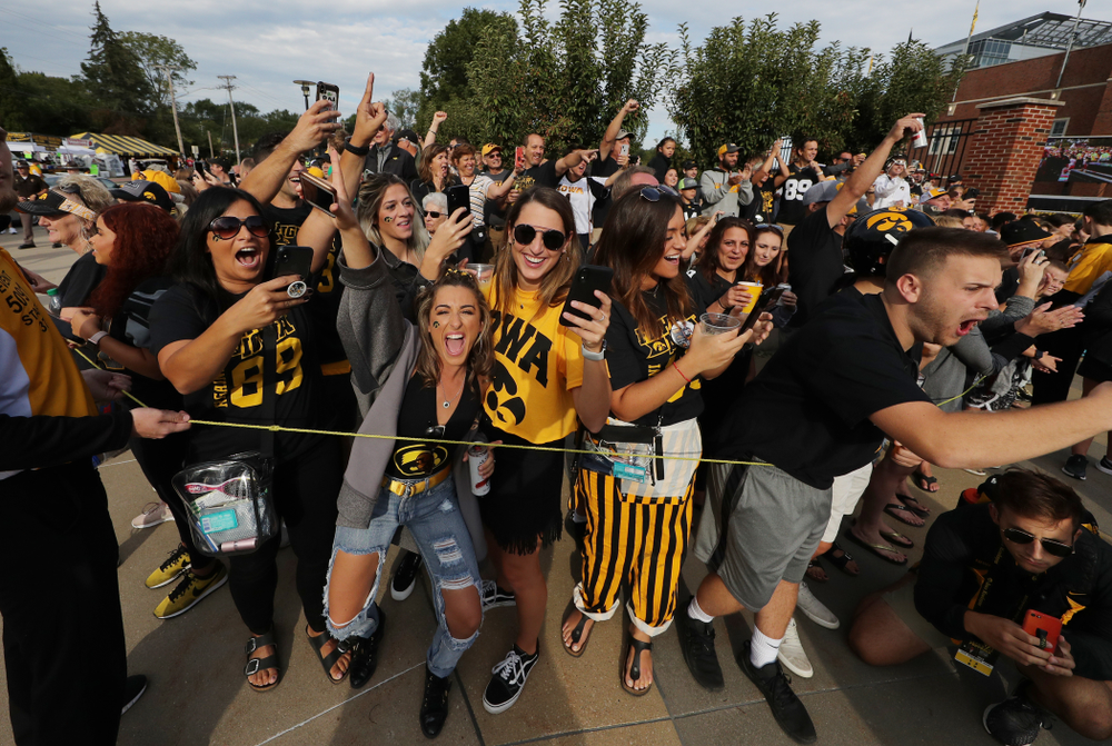Fans cheer as the Iowa Hawkeyes arrive for their game against the Rutgers Scarlet Knights Saturday, September 7, 2019 at Kinnick Stadium. (Brian Ray/hawkeyesports.com)