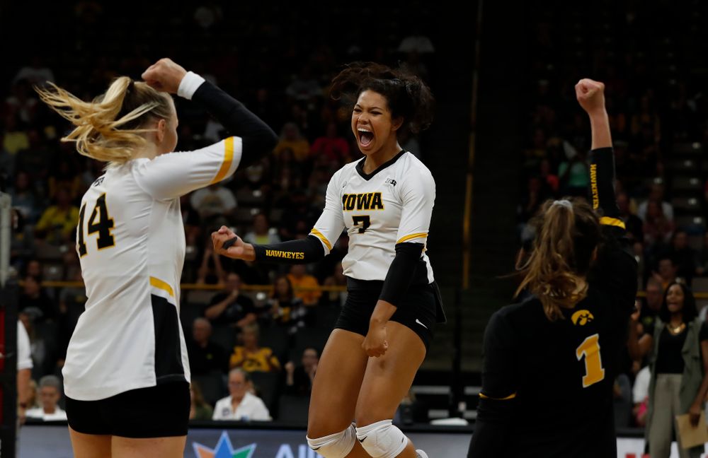 Iowa Hawkeyes setter Gabrielle Orr (7) against the Michigan Wolverines Sunday, September 23, 2018 at Carver-Hawkeye Arena. (Brian Ray/hawkeyesports.com)