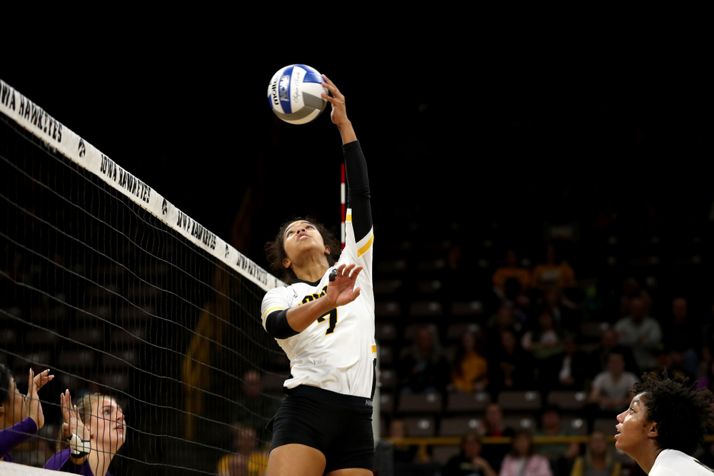 Iowa Hawkeyes setter Gabrielle Orr (7) against the Northwestern Wildcats Wednesday, October 24, 2018 at Carver-Hawkeye Arena. (Brian Ray/hawkeyesports.com)
