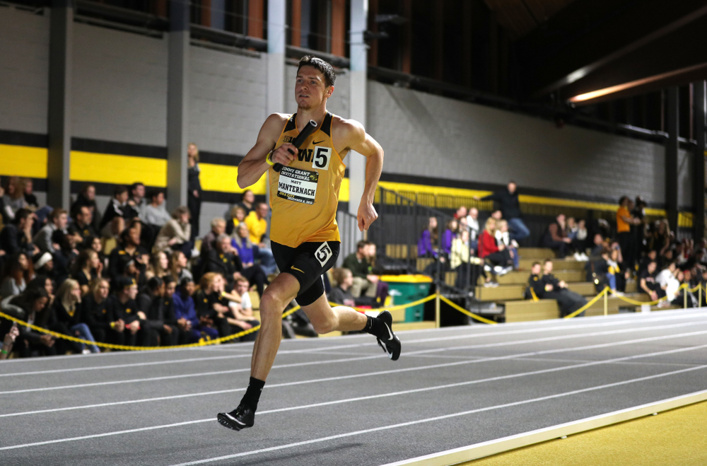 Iowa's Matt Manternach runs the third leg of the 4x400 meter relay during the Jimmy Grant Invitational Saturday, December 8, 2018 at the Recreation Building. (Brian Ray/hawkeyesports.com)