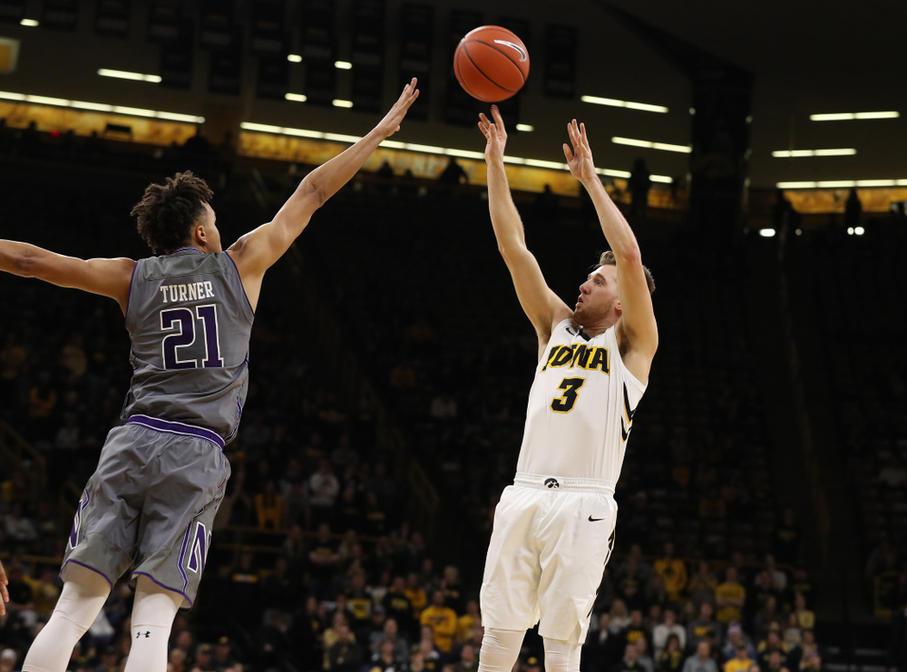 Iowa Hawkeyes guard Jordan Bohannon (3) against the Northwestern Wildcats Sunday, February 10, 2019 at Carver-Hawkeye Arena. (Brian Ray/hawkeyesports.com)