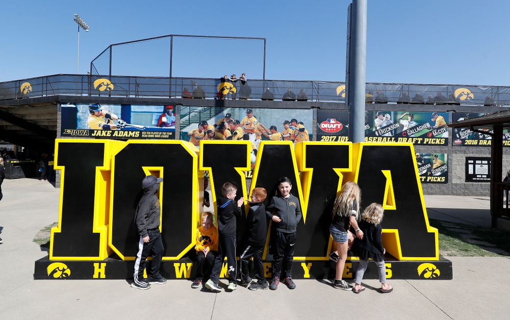 Fans take photos before the Iowa Hawkeyes game against the Michigan Wolverines Sunday, April 29, 2018 at Duane Banks Field. (Brian Ray/hawkeyesports.com)
