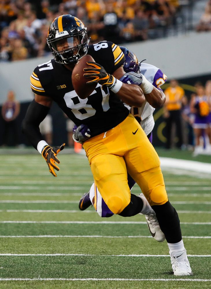 Iowa Hawkeyes tight end Noah Fant (87) hauls in a 43-yard reception during a game against Northern Iowa at Kinnick Stadium on September 15, 2018. (Tork Mason/hawkeyesports.com)