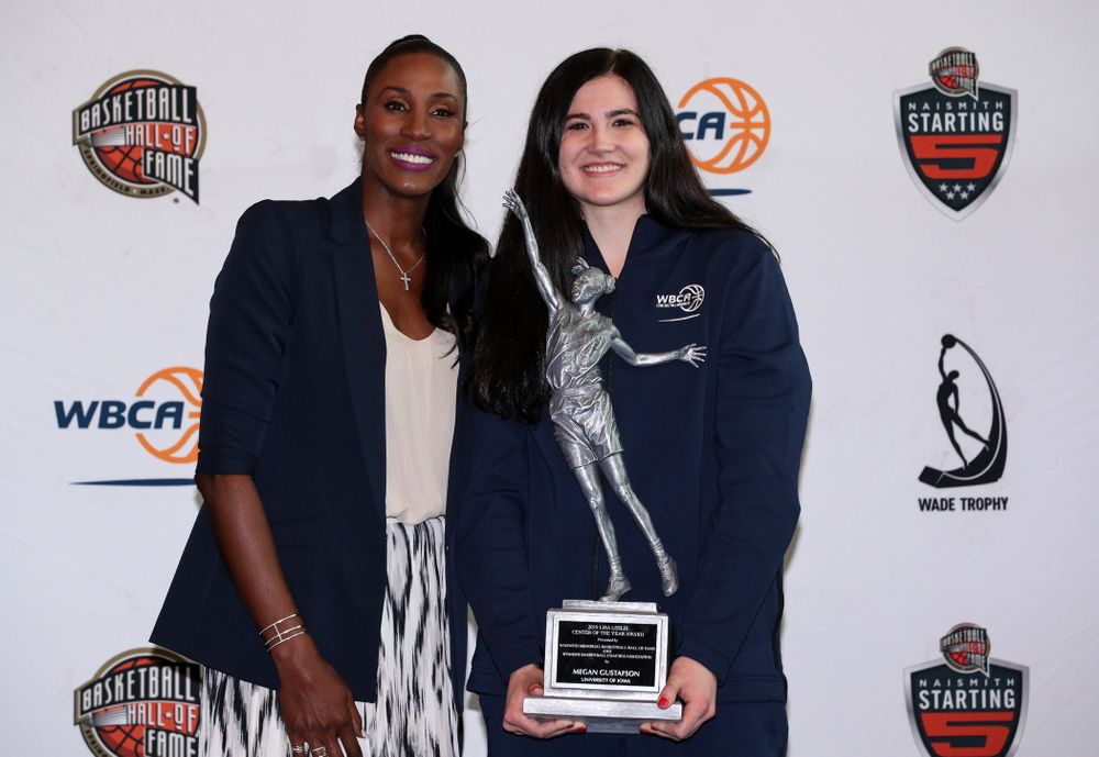 Iowa Hawkeyes forward Megan Gustafson (10) receives the Lisa Leslie Award as the country's top center from Lisa Leslie during a news conference Wednesday, April 4, 2018 at Amalie Arena in Tampa, FL. (Brian Ray/hawkeyesports.com)