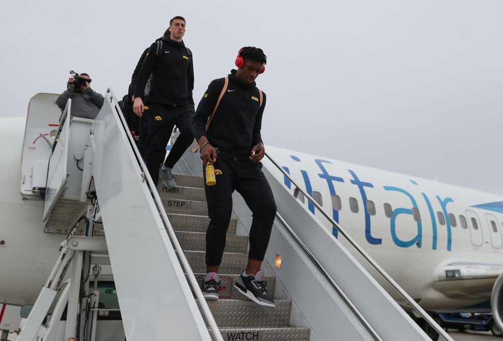 Iowa Hawkeyes forward Tyler Cook (25) arrives in Columbus for the first and second rounds of the 2019 NCAA Men's Basketball Tournament Wednesday, March 20, 2019. (Brian Ray/hawkeyesports.com)