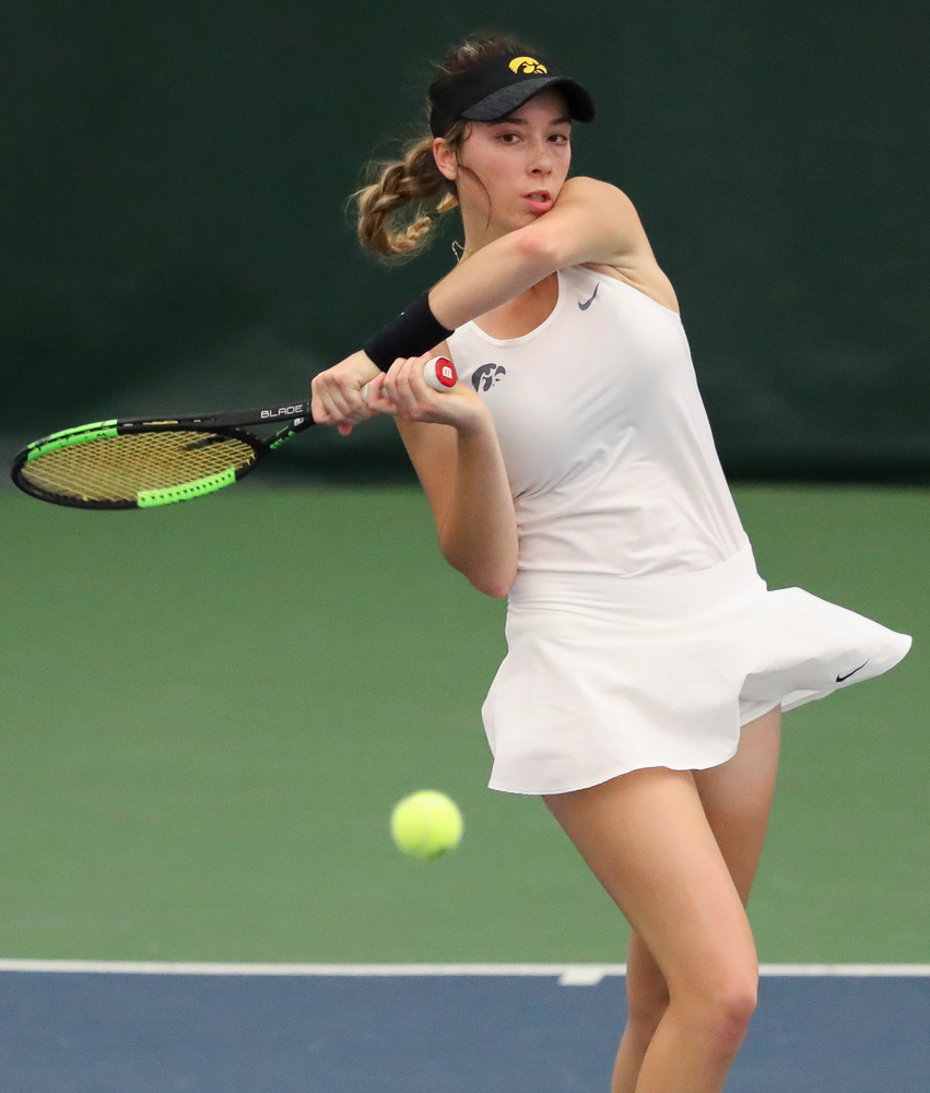 Samantha Mannix returns a shot in a singles match during the second day of the ITA Central Regional Championships at the Hawkeye Tennis and Recreation Complex on October 13, 2018. (Tork Mason/hawkeyesports.com)