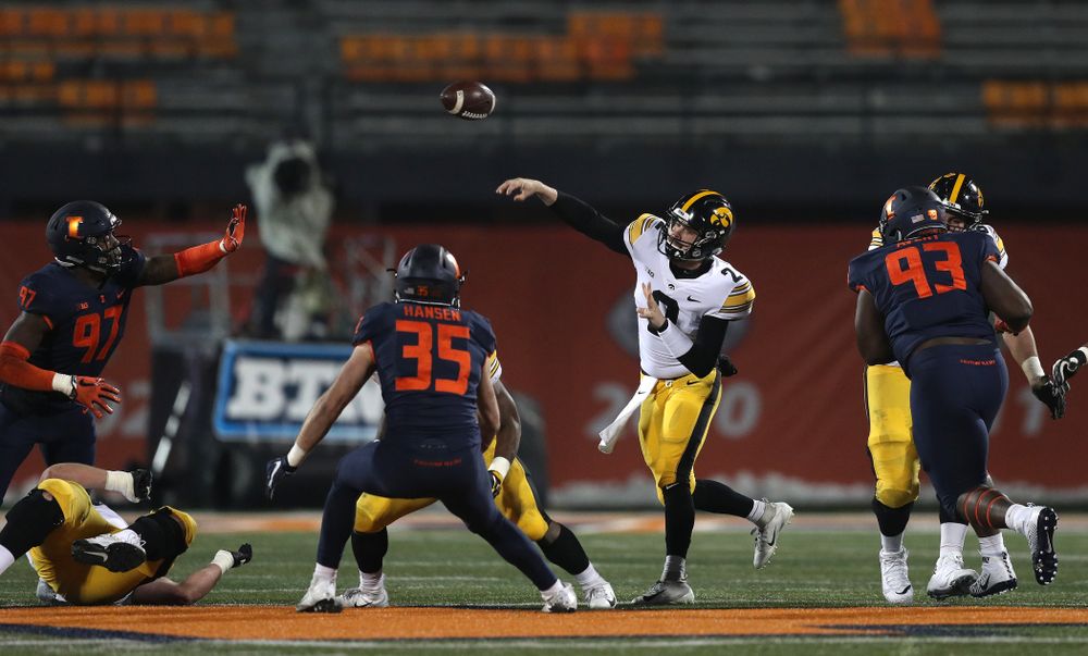 Iowa Hawkeyes quarterback Peyton Mansell (2) against the Illinois Fighting Illini Saturday, November 17, 2018 at Memorial Stadium in Champaign, Ill. (Brian Ray/hawkeyesports.com)