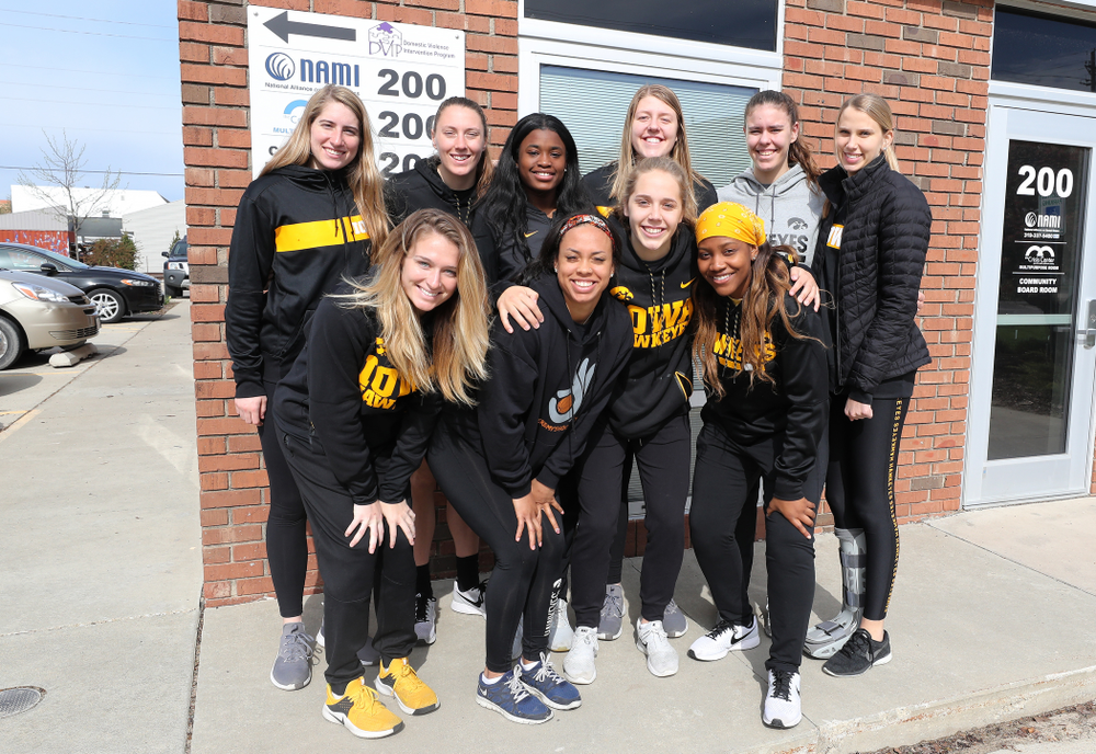 The Iowa WomenÕs Basketball team volunteers at DVIP during the annual Iowa Athletics Day of Caring Sunday, April 28, 2019 in Iowa City. (Brian Ray/hawkeyesports.com)