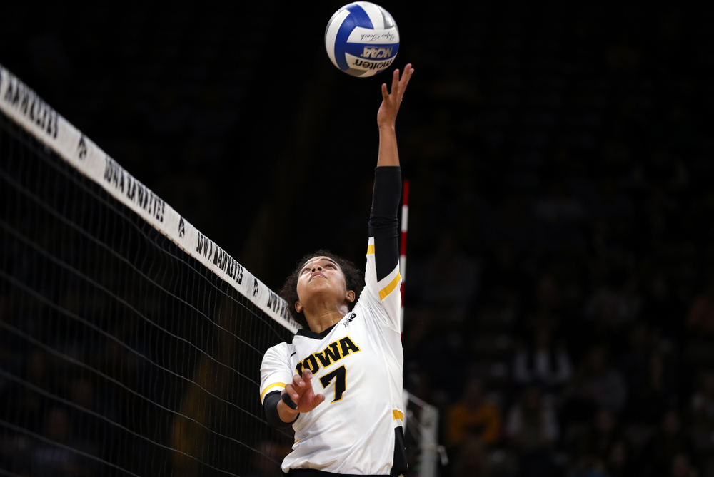 Iowa Hawkeyes setter Gabrielle Orr (7) against the Ohio State Buckeyes Saturday, November 24, 2018 at Carver-Hawkeye Arena. (Brian Ray/hawkeyesports.com)