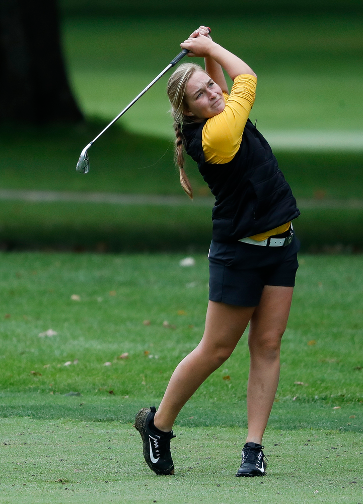 Iowa's Stephanie Herzog hits an approach shot during the Diane Thomason Invitational at Finkbine Golf Course on September 29, 2018. (Tork Mason/hawkeyesports.com)