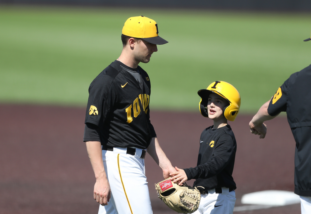 Iowa Hawkeyes Cam Baumann (35) and batboy Gavin Gorzelanny during game two against UC Irvine Saturday, May 4, 2019 at Duane Banks Field. (Brian Ray/hawkeyesports.com)