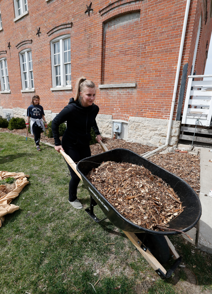 Members of the Iowa Field Hockey Team volunteer during the Iowa Athletics Department's annual Day of Caring Sunday, April 22, 2018. (Brian Ray/hawkeyesports.com)