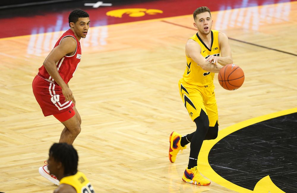 Iowa Hawkeyes guard Jordan Bohannon (3) passes the ball against Wisconsin on November 30, 2018 at Carver-Hawkeye Arena. (Tork Mason/hawkeyesports.com)