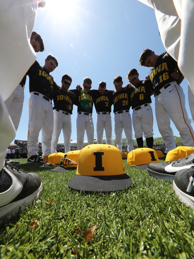 The Iowa Hawkeyes gather before game two against UC Irvine Saturday, May 4, 2019 at Duane Banks Field. (Brian Ray/hawkeyesports.com)