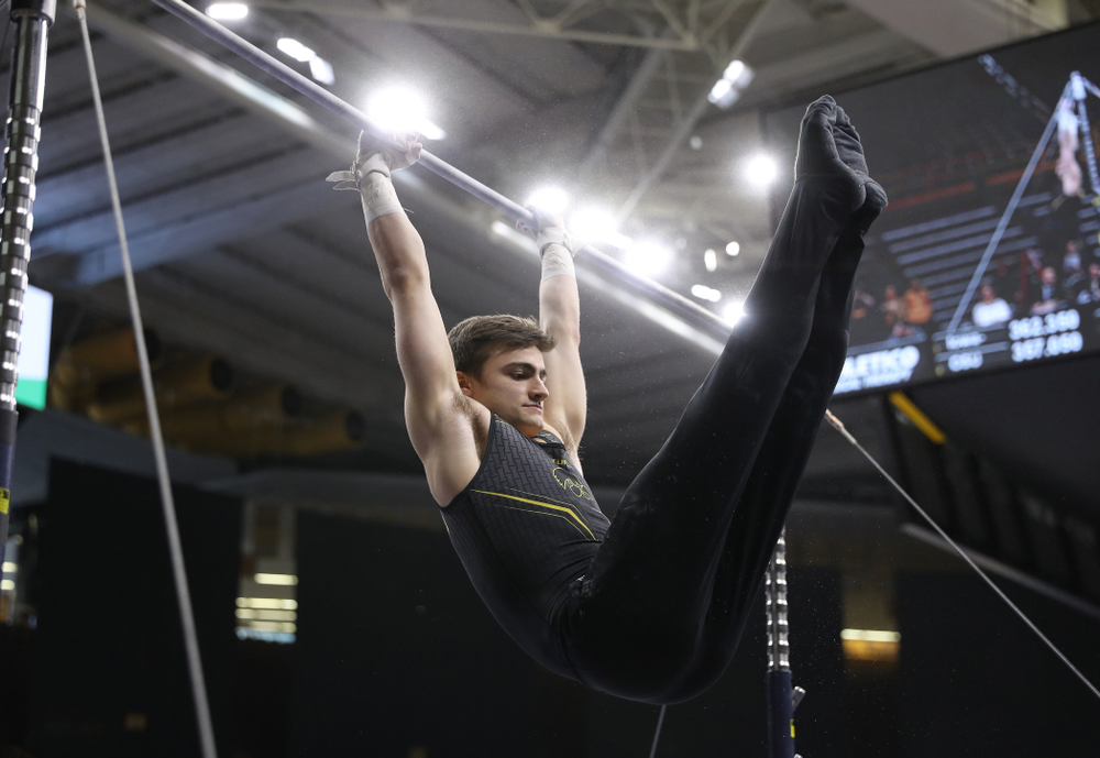 Iowa's Mitch Mandozzi competes on the high bar against the Ohio State Buckeyes Saturday, March 16, 2019 at Carver-Hawkeye Arena. (Brian Ray/hawkeyesports.com)