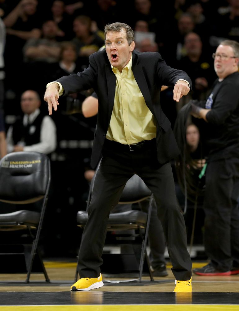 Head Coach Tom Brands works the edge of the mat as Iowa’s Austin DeSanto wrestles Ohio State’s Jordan Decatur at 133 pounds Friday, January 24, 2020 at Carver-Hawkeye Arena. DeSanto won the match with a 21-3 tech fall. (Brian Ray/hawkeyesports.com)