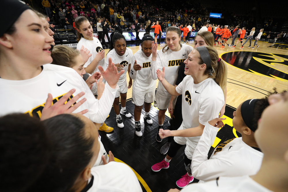 Iowa Hawkeyes guard Makenzie Meyer (3) against the Illinois Fighting Illini Thursday, February 14, 2019 at Carver-Hawkeye Arena. (Brian Ray/hawkeyesports.com)