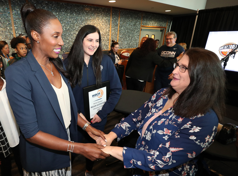 Iowa Hawkeyes forward Megan Gustafson (10) poses for photos with Lisa Leslie after winning the WBCA Lisa Leslie Award Wednesday, April 4, 2018 at Amalie Arena in Tampa, FL. (Brian Ray/hawkeyesports.com)
