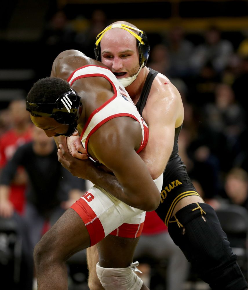 Iowa’s Alex Marinelli wrestles Nebraska’s Isaiah White at 165 pounds Saturday, January 18, 2020 at Carver-Hawkeye Arena. Marinelli won the match 4-3. (Brian Ray/hawkeyesports.com)
