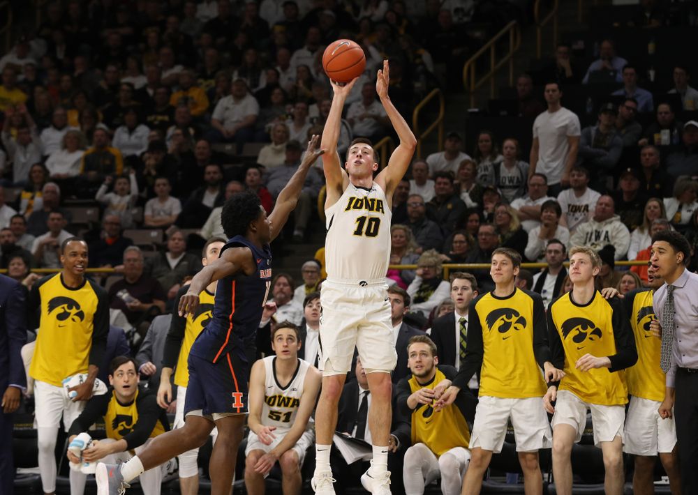 Iowa Hawkeyes guard Joe Wieskamp (10) knocks down a three point basket against the Illinois Fighting Illini Sunday, January 20, 2019 (Brian Ray/hawkeyesports.com)