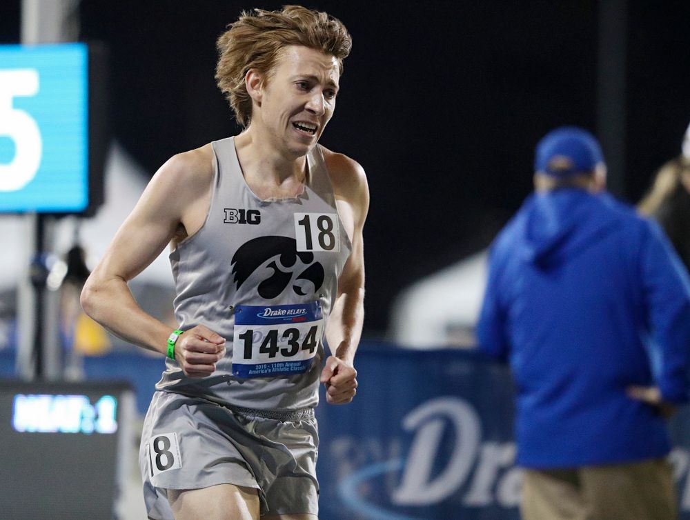 Iowa's Daniel Murphy runs the men's 5000 meter event during the first day of the Drake Relays at Drake Stadium in Des Moines on Thursday, Apr. 25, 2019. (Stephen Mally/hawkeyesports.com)