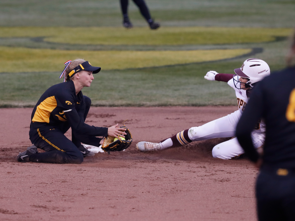 Iowa Hawkeyes infielder Aralee Bogar (2) against the Minnesota Golden Gophers Friday, April 13, 2018 at Bob Pearl Field. (Brian Ray/hawkeyesports.com)