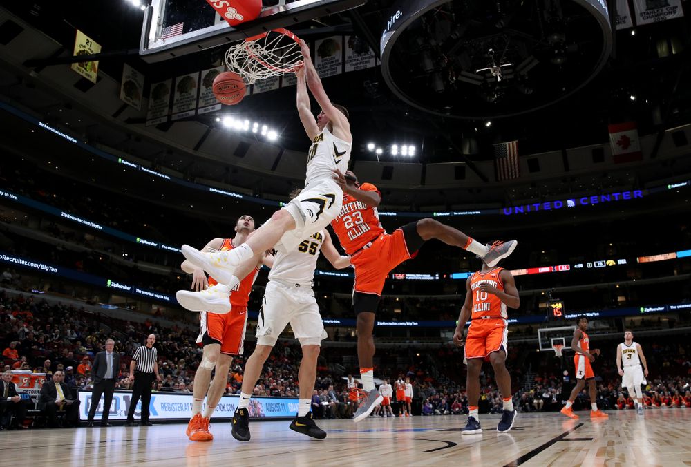 Iowa Hawkeyes guard Joe Wieskamp (10) against the Illinois Fighting Illini in the 2019 Big Ten Men's Basketball Tournament Thursday, March 14, 2019 at the United Center in Chicago. (Brian Ray/hawkeyesports.com)