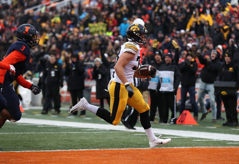 Iowa Hawkeyes tight end T.J. Hockenson (38) against the Illinois Fighting Illini Saturday, November 17, 2018 at Memorial Stadium in Champaign, Ill. (Brian Ray/hawkeyesports.com)