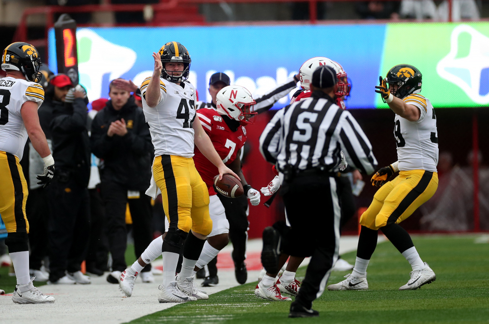 Iowa Hawkeyes tight end Shaun Beyer (42) against the Nebraska Cornhuskers Friday, November 29, 2019 at Memorial Stadium in Lincoln, Neb. (Brian Ray/hawkeyesports.com)