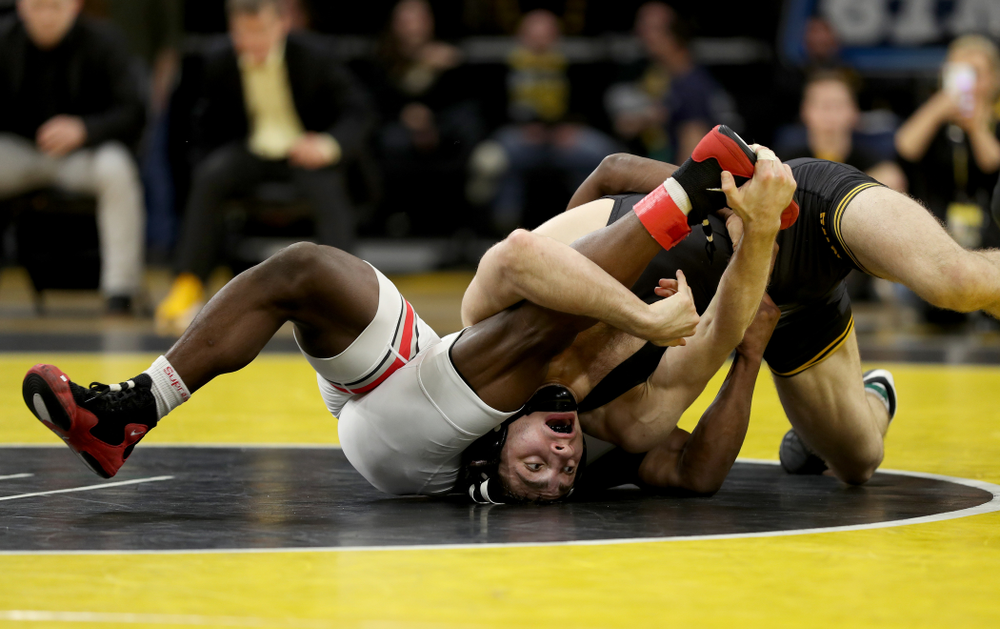 Iowa’s Austin DeSanto wrestles Ohio State’s Jordan Decatur at 133 pounds Friday, January 24, 2020 at Carver-Hawkeye Arena. DeSanto won the match with a 21-3 tech fall. (Brian Ray/hawkeyesports.com)