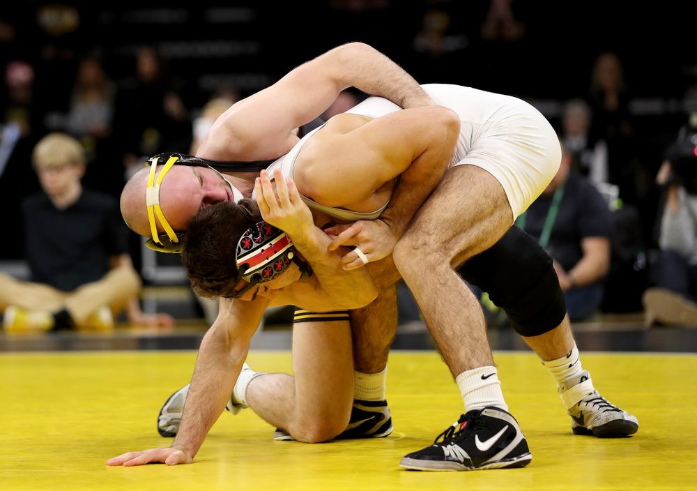 Iowa’s Alex Marinelli wrestles Ohio State’s Ethan Smith at 165 pounds Friday, January 24, 2020 at Carver-Hawkeye Arena. Marinelli won the match 14-10. (Brian Ray/hawkeyesports.com)