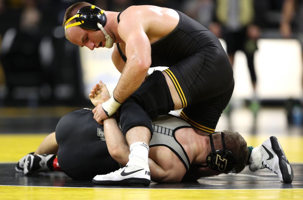 Iowa's Alex Marinelli wrestles Purdue's Cole Wysocki at 165 pounds Saturday, November 24, 2018 at Carver-Hawkeye Arena. (Brian Ray/hawkeyesports.com)