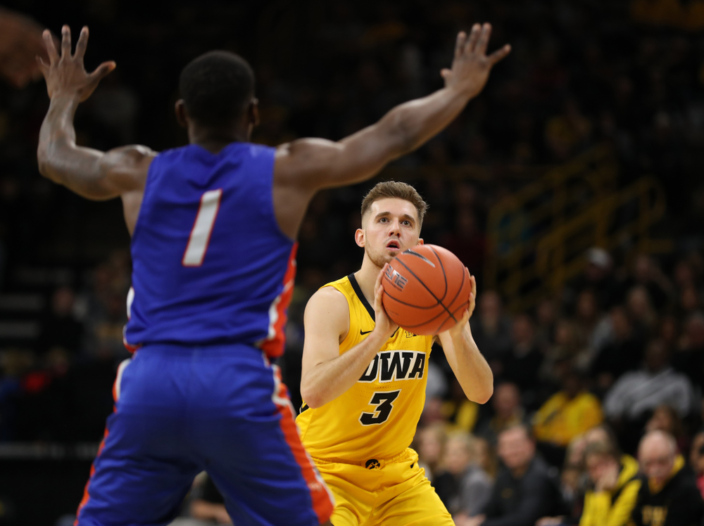 Iowa Hawkeyes guard Jordan Bohannon (3) against the Savannah State Tigers Saturday, December 22, 2018 at Carver-Hawkeye Arena. (Brian Ray/hawkeyesports.com)
