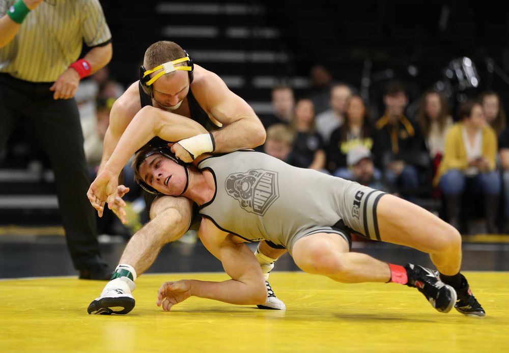 Iowa's Alex Marinelli wrestles Purdue's Cole Wysocki at 165 pounds Saturday, November 24, 2018 at Carver-Hawkeye Arena. (Brian Ray/hawkeyesports.com)