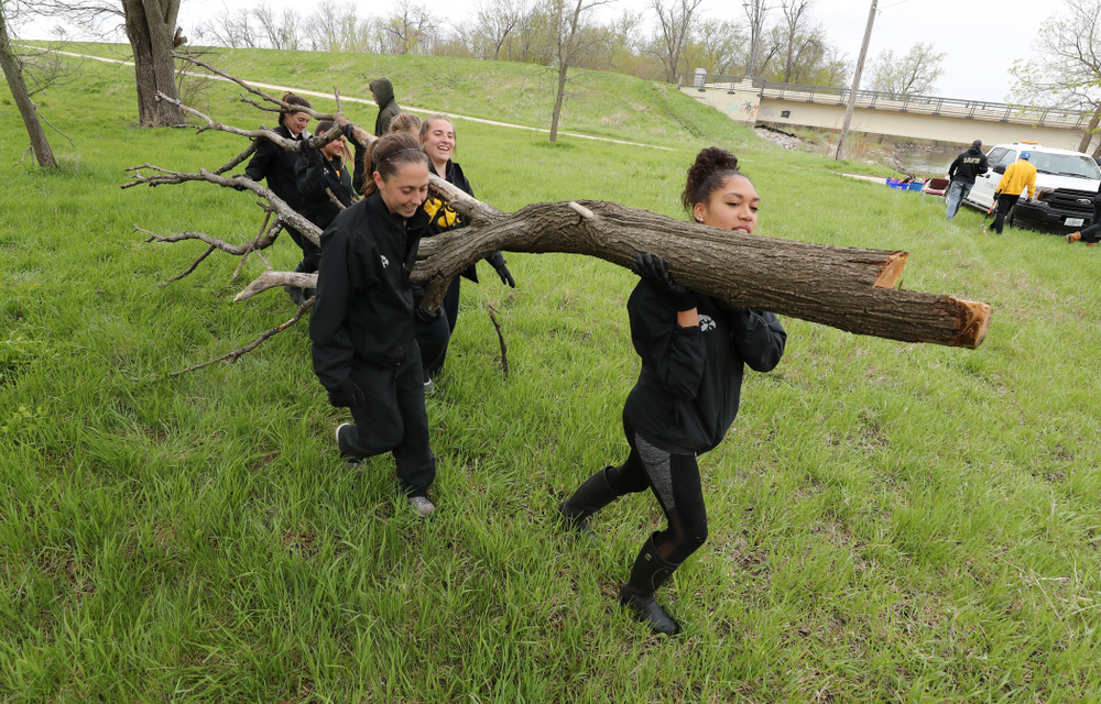 Members of the WomenÕs Soccer team volunteer with the Iowa City Public Works department along the Iowa River during the annual Iowa Athletics Day of Caring Sunday, April 28, 2019 in Iowa City. (Brian Ray/hawkeyesports.com)