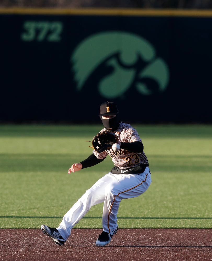 Iowa Hawkeyes infielder Kyle Crowl (23) against the Ohio State Buckeyes Saturday, April 7, 2018 at Duane Banks Field. (Brian Ray/hawkeyesports.com)