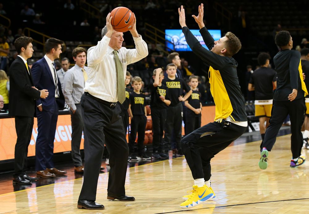 Iowa Hawkeyes assistant coach Kirk Speraw runs warmup drills with Iowa Hawkeyes guard Jordan Bohannon (3) before a game against Alabama State at Carver-Hawkeye Arena on November 21, 2018. (Tork Mason/hawkeyesports.com)