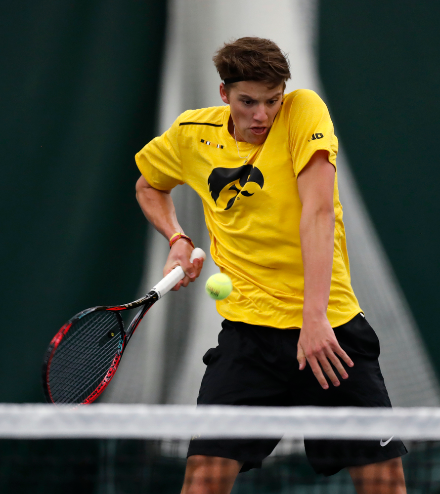 Joe Tyler and Jake Jacoby play a doubles match against the Illinois Fighting Illini Saturday, March 31, 2018 at Hawkeye Tennis and Recreation Center. (Brian Ray/hawkeyesports.com)