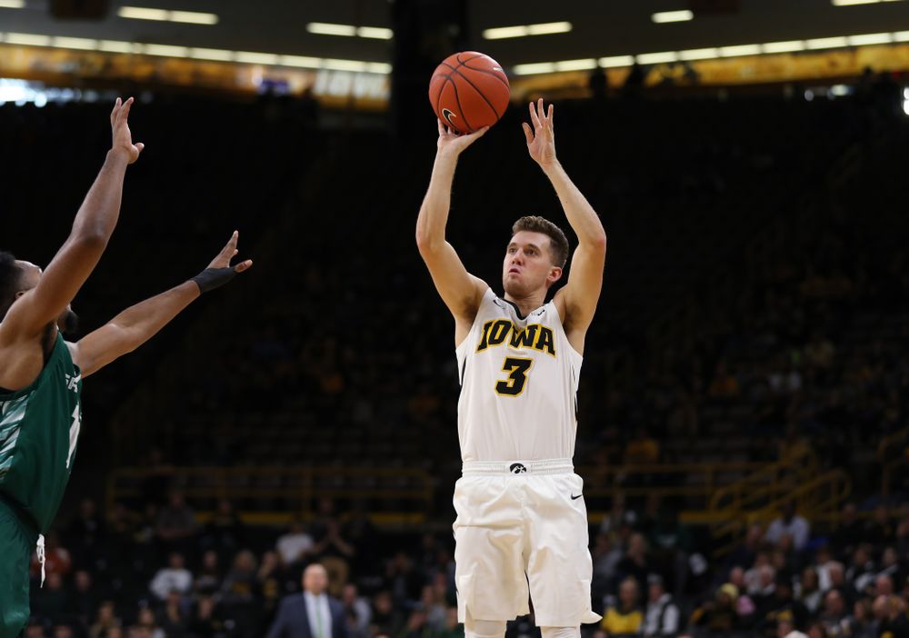 Iowa Hawkeyes guard Jordan Bohannon (3) against UW Green Bay Sunday, November 11, 2018 at Carver-Hawkeye Arena. (Brian Ray/hawkeyesports.com)
