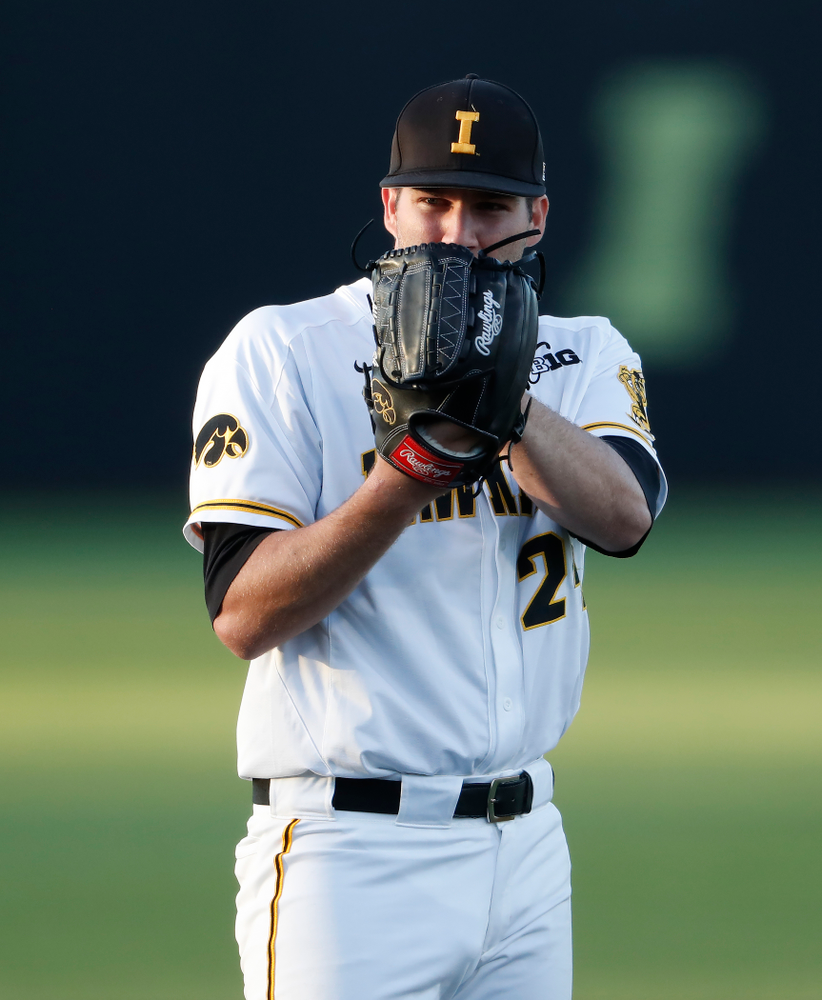 Iowa Hawkeyes pitcher Nick Allgeyer (24) against the Michigan Wolverines Friday, April 27, 2018 at Duane Banks Field in Iowa City. (Brian Ray/hawkeyesports.com)