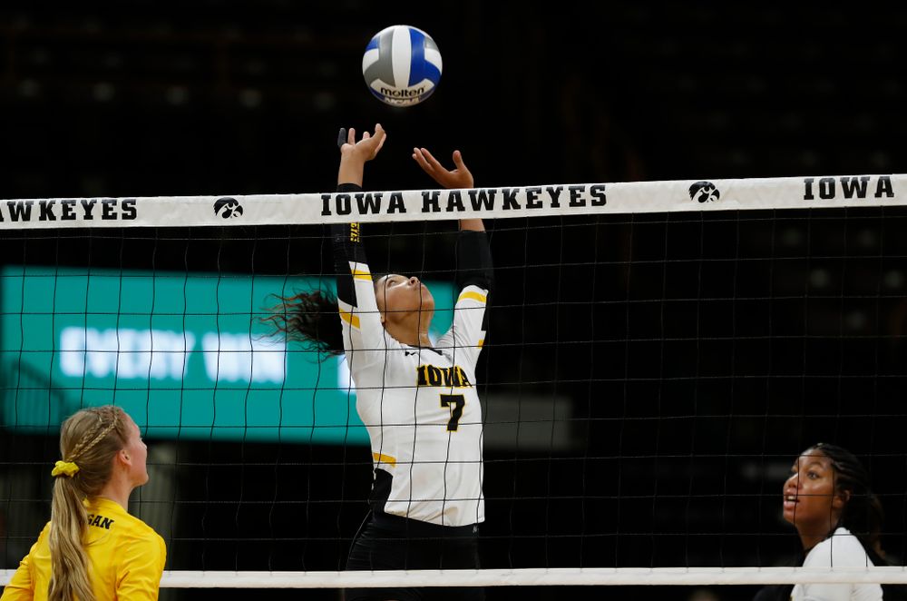 Iowa Hawkeyes setter Gabrielle Orr (7) against the Michigan Wolverines Sunday, September 23, 2018 at Carver-Hawkeye Arena. (Brian Ray/hawkeyesports.com)