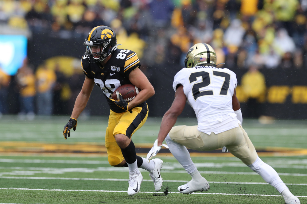 Iowa Hawkeyes wide receiver Nico Ragaini (89) against the Purdue Boilermakers Saturday, October 19, 2019 at Kinnick Stadium. (Brian Ray/hawkeyesports.com)